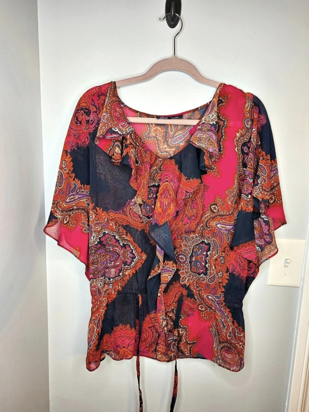 Jones New York Signature Paisley Ruffle Blouse in Black & Pink Like New